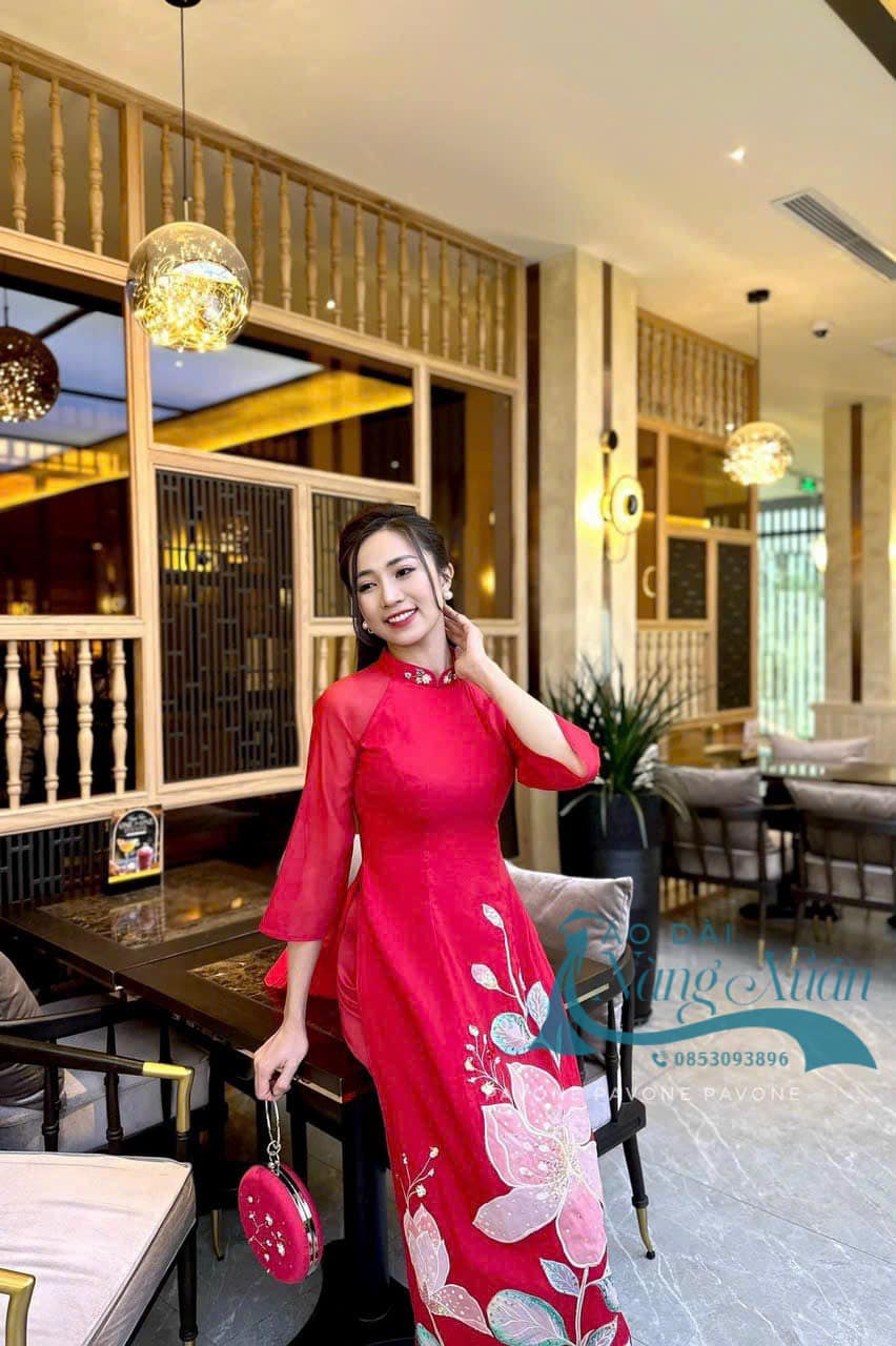 ao-dai-dan-vu-do-chat-to-ong-anh