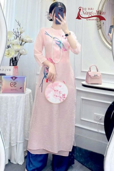 áo dài cách tân nữ màu hồng nhạt quần xanh thêu hoa sen