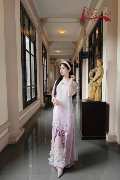 Mẫu áo dài cách tân hiện đại mang phong cách thanh lịch dịp Tết