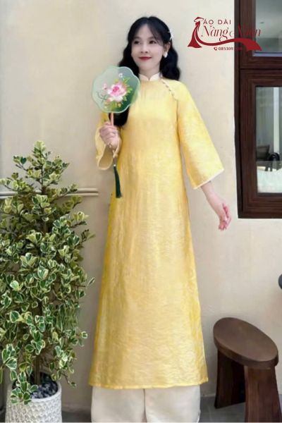 Áo dài hợp mệnh Kim màu trắng và vàng ánh kim