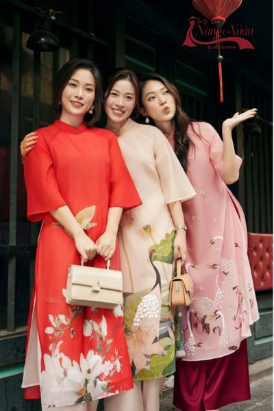 phụ nữ mặc áo dài Tết phối phụ kiện sang trọng