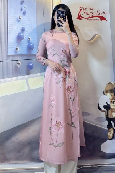 Chất liệu lụa và gấm trong áo dài phong thủy