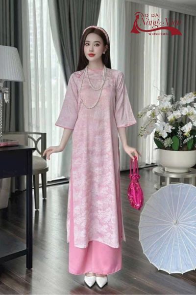 Áo dài cách tân Tết thêu hoa đào, mai vàng trên nền lụa tơ tằm