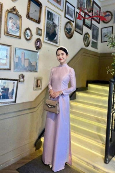 Áo dài cách tân Tết phối cùng chân váy và phụ kiện nhẹ nhàng