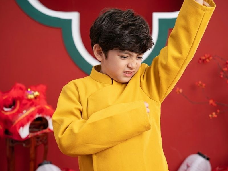 Áo dài cho bé form cứng khiến bé khó vận động