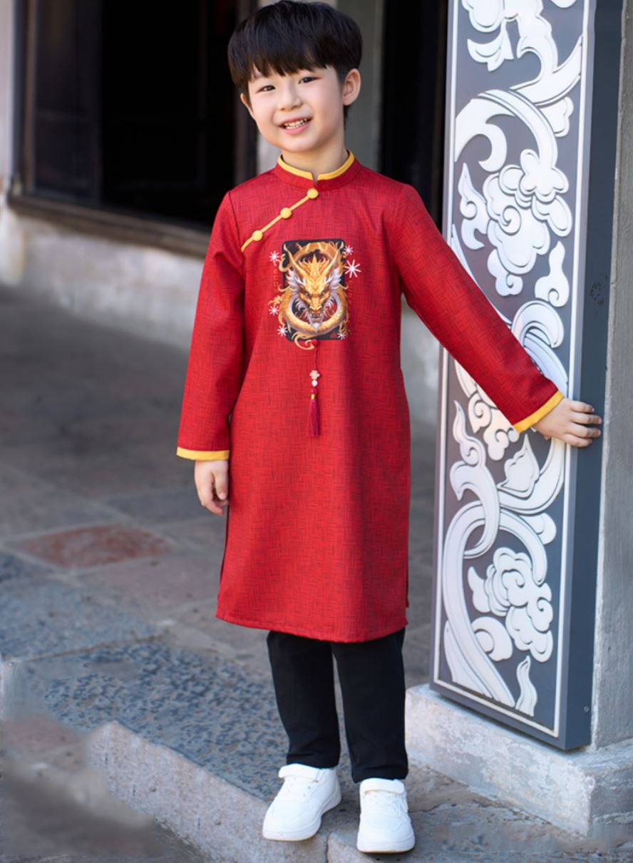 Form áo dài suông nhẹ giúp bé vận động thoải mái