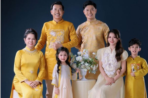 set áo dài gia đình màu vàng chụp ảnh tết