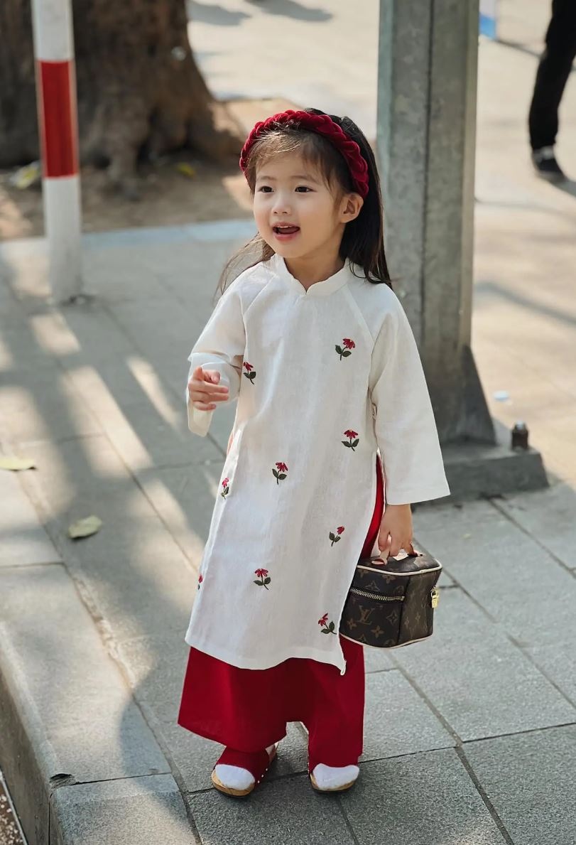 Áo dài cho bé gái 1–2 tuổi mềm nhẹ, dễ mặc tại TP.HCM