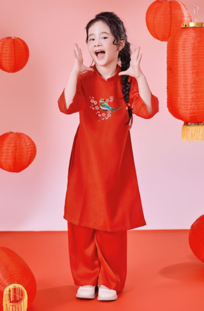 Áo dài cho bé gái 7–8 tuổi gọn gàng, dễ mặc lâu