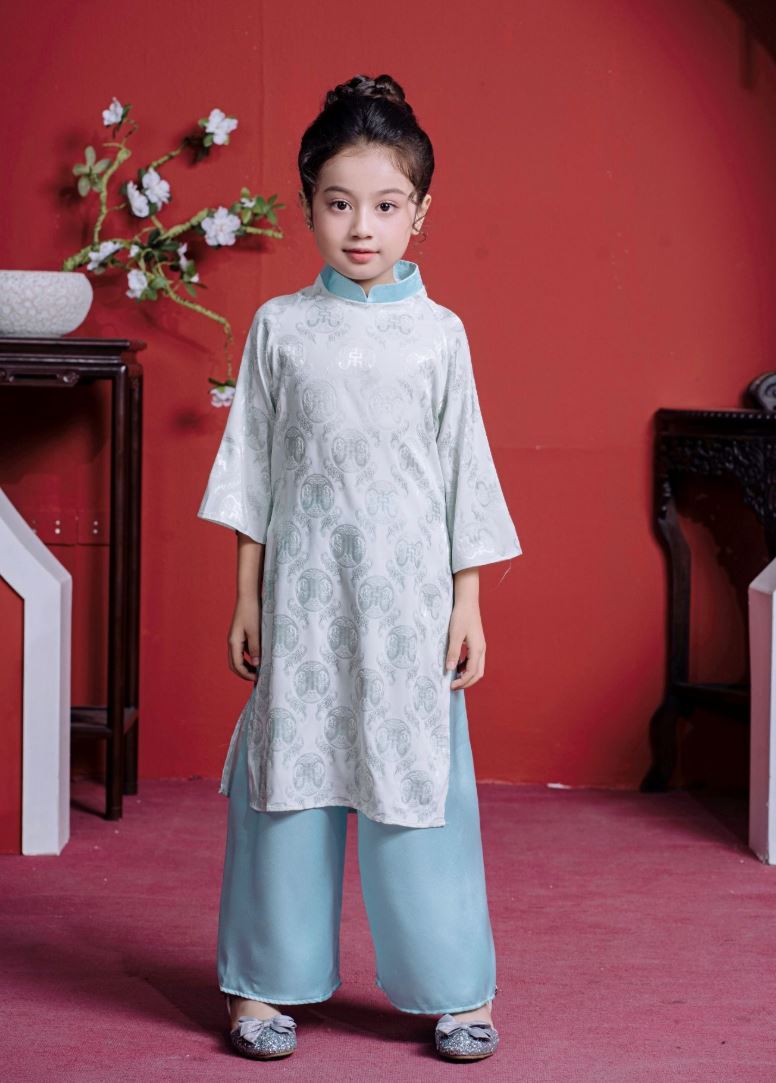 Áo dài bé gái dễ mặc, form suông nhẹ
