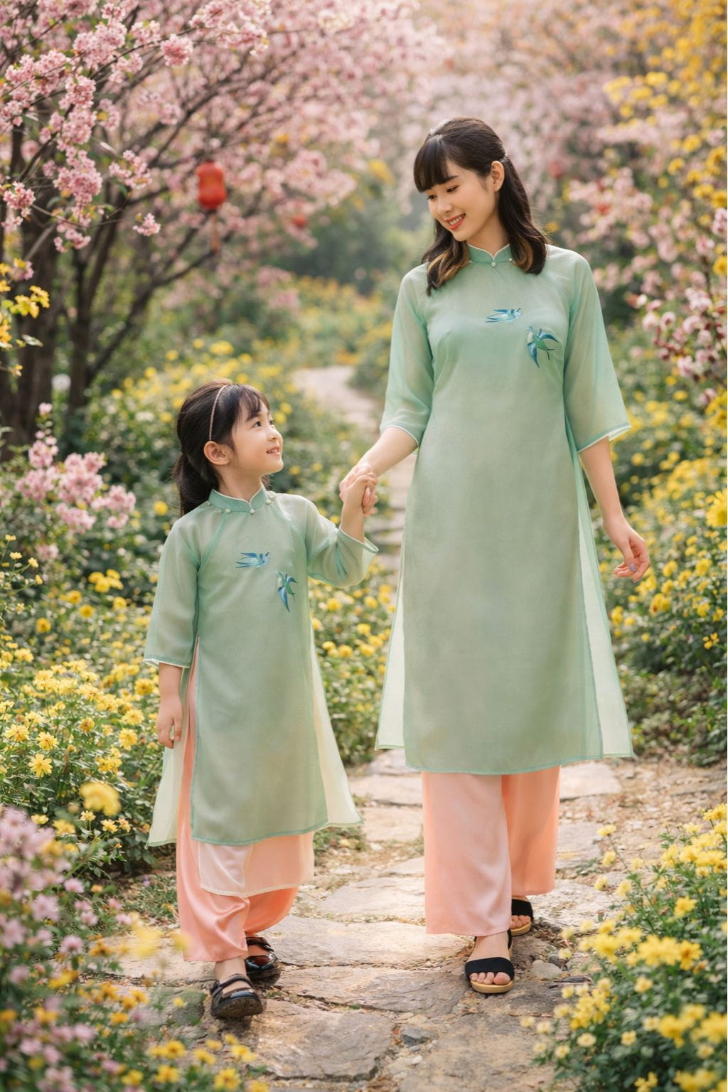 áo dài cách tân mẹ và bé gái ngoại cảnh