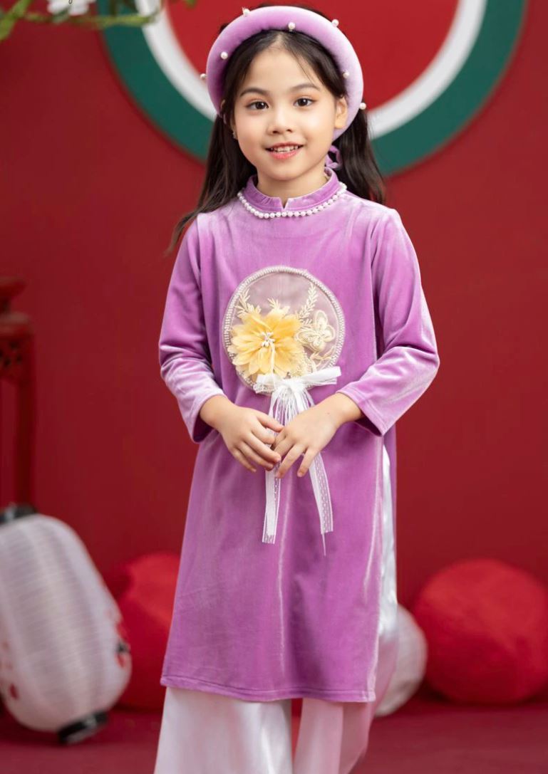 Phụ huynh TP.HCM chọn áo dài cho bé gái theo nhu cầu
