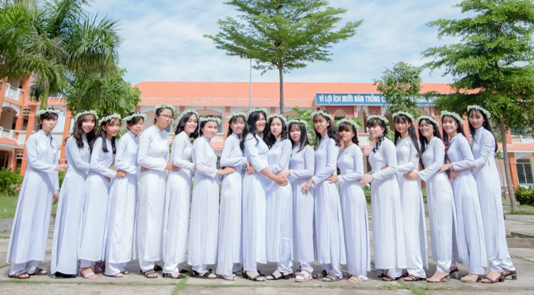 Nữ sinh áo dài trắng lễ khai giảng đồng phục trường học